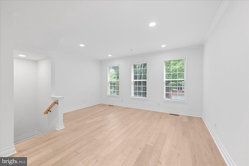 329 Helmuth Ln, Alexandria, VA 22304