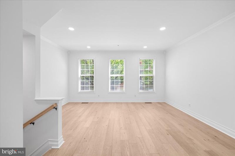 329 Helmuth Ln, Alexandria, VA 22304