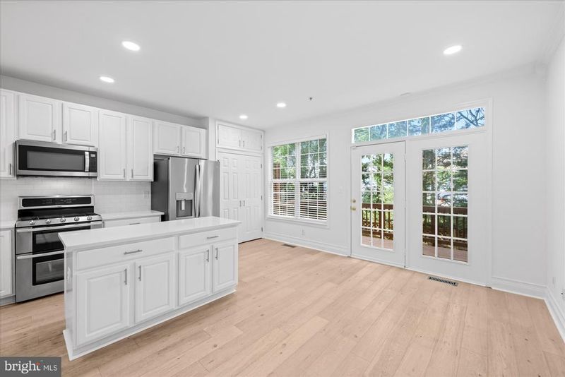 329 Helmuth Ln, Alexandria, VA 22304