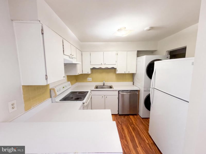141 N Duke Dr, Sterling, VA 20164