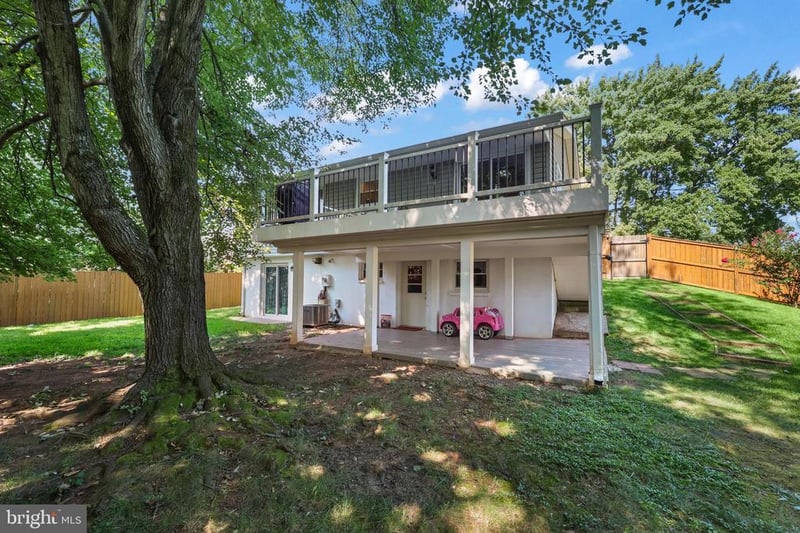 1012 S Hoga Rd, Sterling, VA 20164