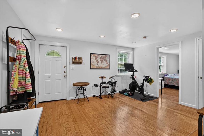 4725 Springbrook Dr, Annandale, VA 22003