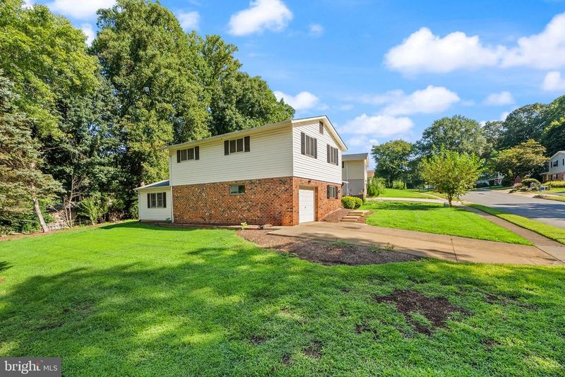 5024 Wheatstone Dr, Fairfax, VA 22032