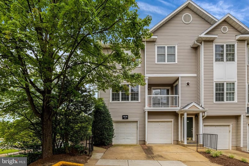 12841 Fair Briar Ln #12841, Fairfax, VA 22033