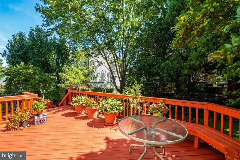 7520 Walnut Hill Ln, Falls Church, VA 22042