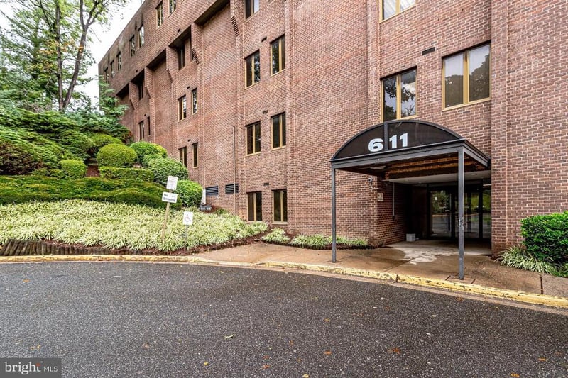 611 S Carlin Springs Rd #301, Arlington, VA 22204