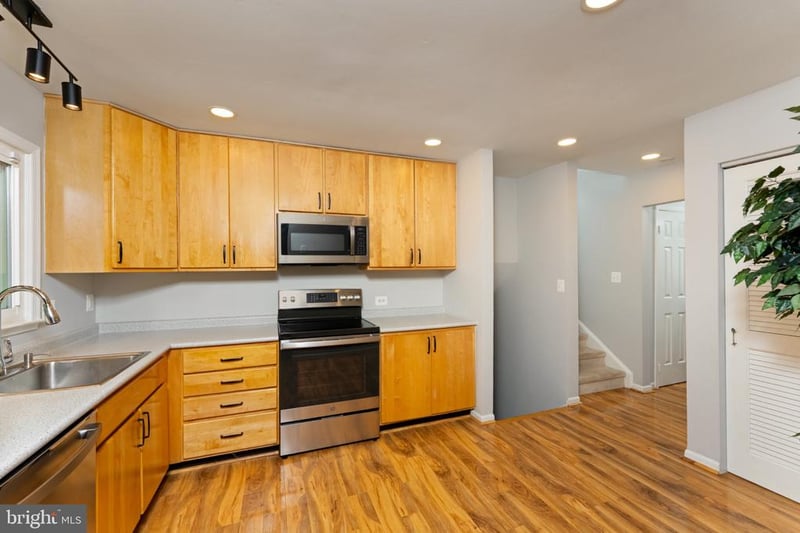 13506 Glendundee Dr, Herndon, VA 20171