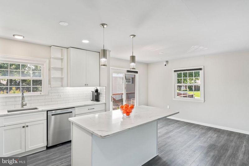 101 Williamsburg Rd, Sterling, VA 20164