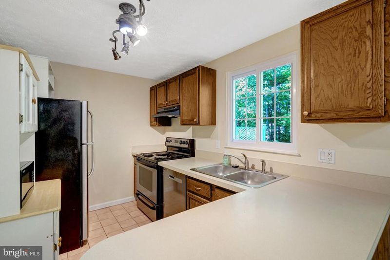 8106 Parkdale Ct, Springfield, VA 22153