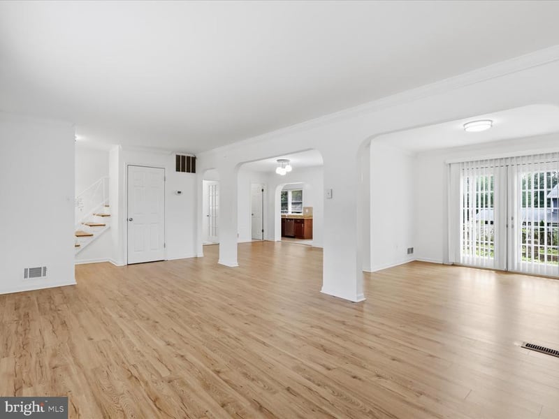 6818 Rolling Rd, Springfield, VA 22152