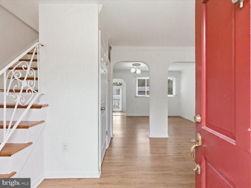 6818 Rolling Rd, Springfield, VA 22152
