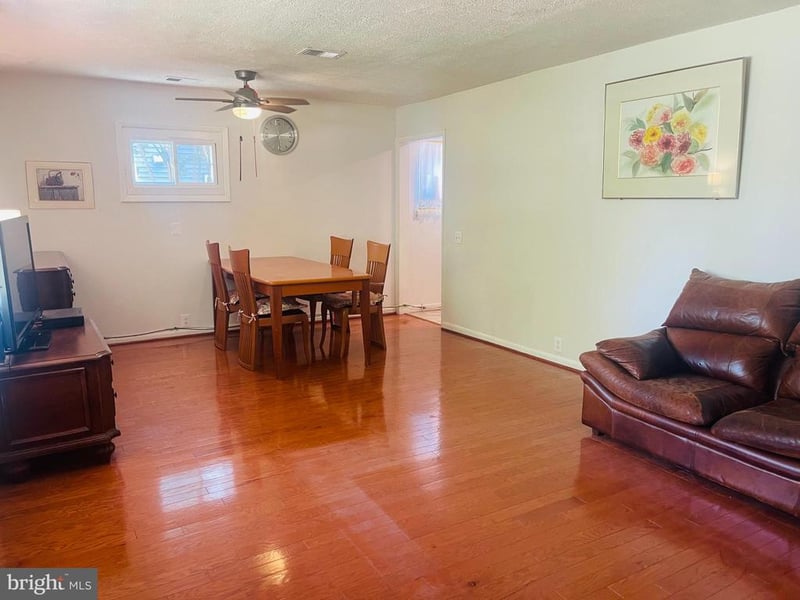 7225 Pine Dr, Annandale, VA 22003
