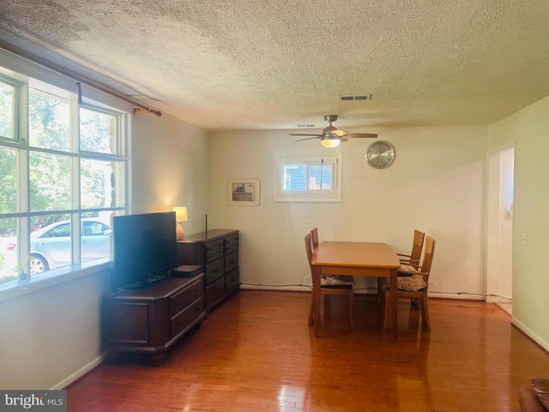 7225 Pine Dr, Annandale, VA 22003