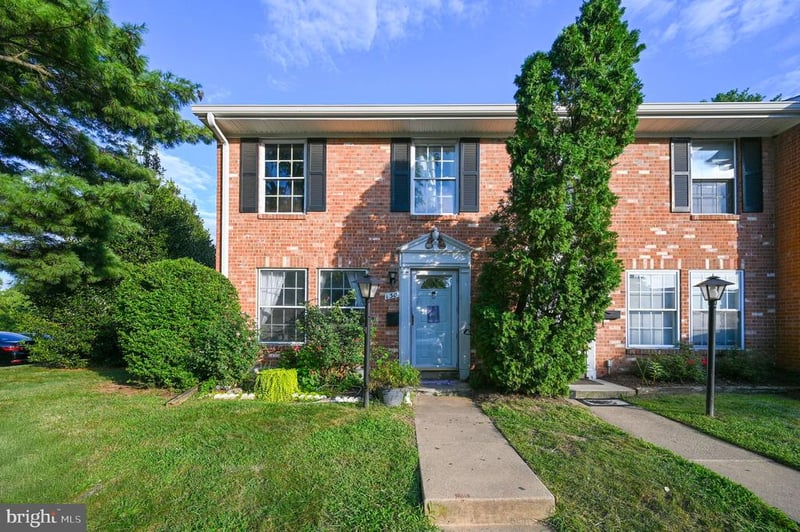 130 N Duke Dr, Sterling, VA 20164