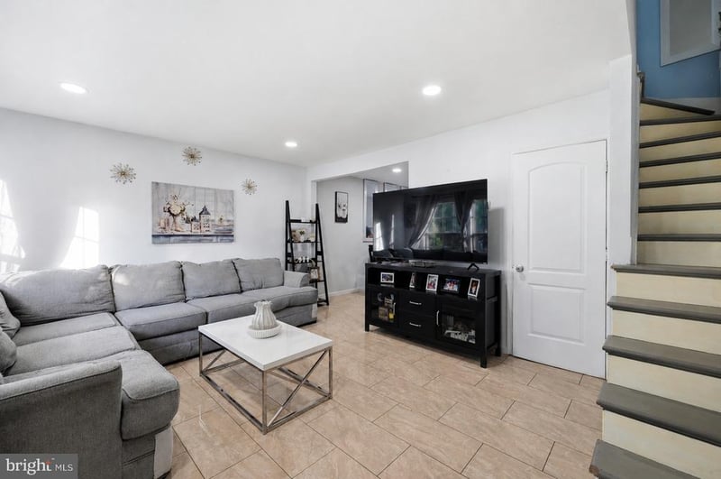 130 N Duke Dr, Sterling, VA 20164