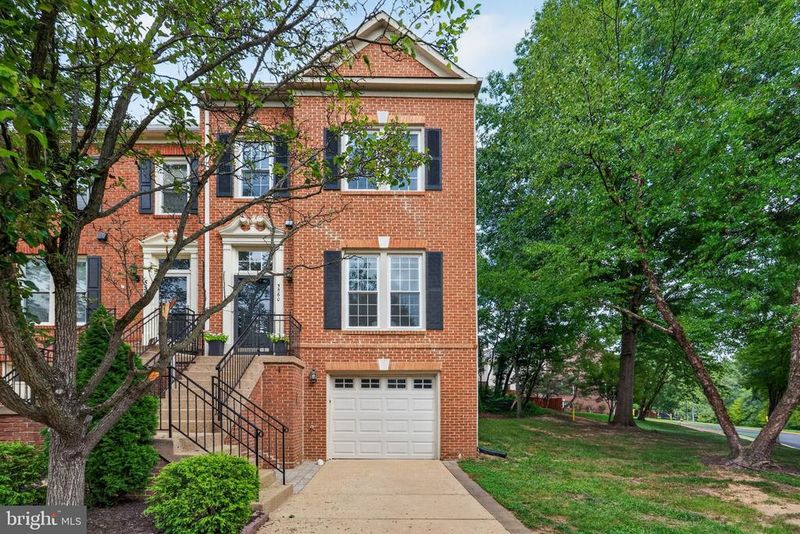 5560 Jowett Ct, Alexandria, VA 22315