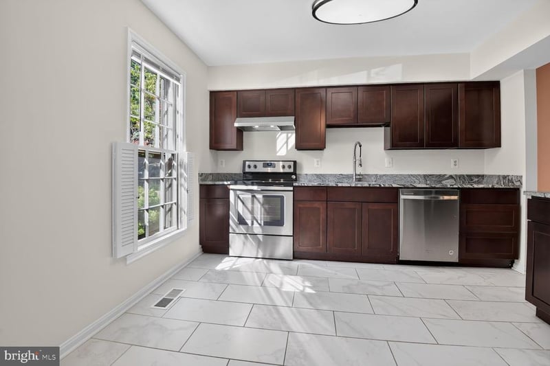 2155 Pond View Ct, Reston, VA 20191