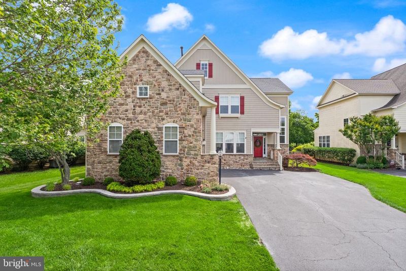 9233 Falling Water Dr, Bristow, VA 20136