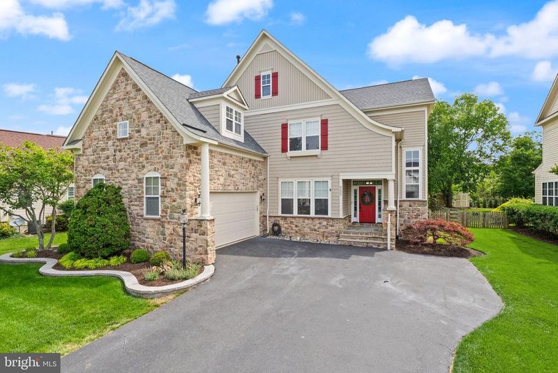 9233 Falling Water Dr, Bristow, VA 20136