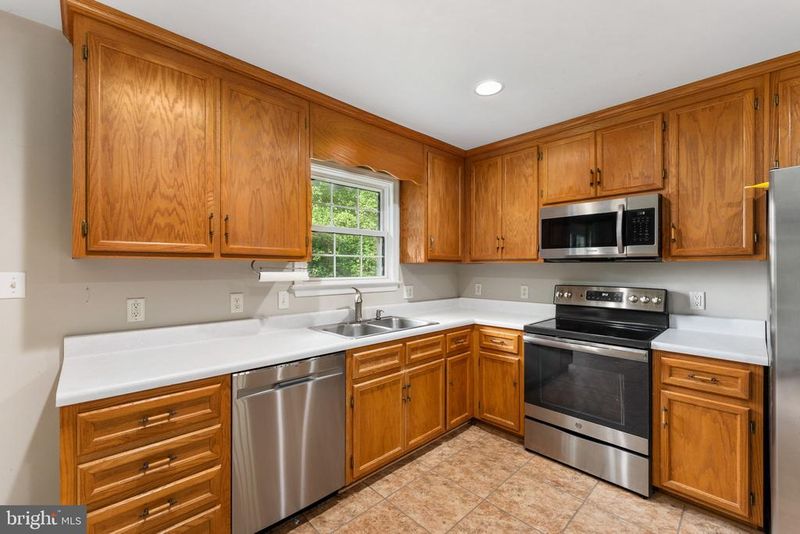 70 Grove Ln, Fredericksburg, VA 22406