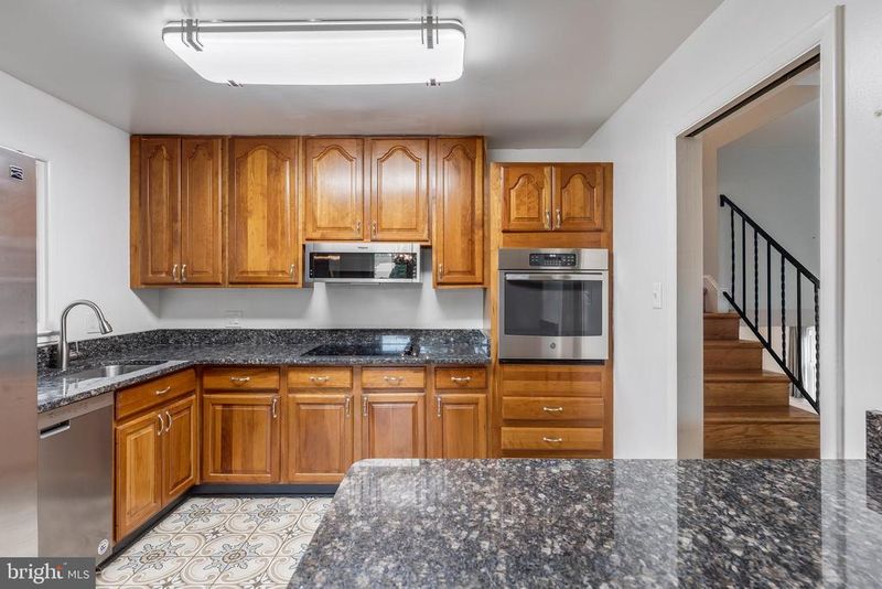 1323 Mayflower Dr, Mclean, VA 22101