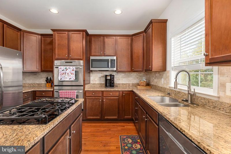 25151 Sweet Myrtle Sq, Aldie, VA 20105