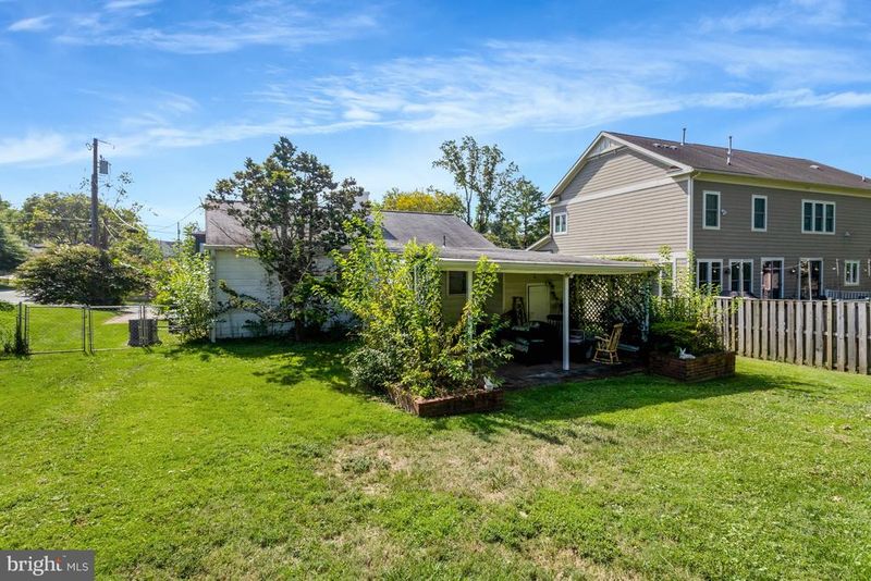2214 Boxwood Dr, Falls Church, VA 22043