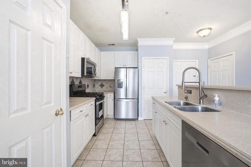 2665 Manhattan Pl #310, Vienna, VA 22180