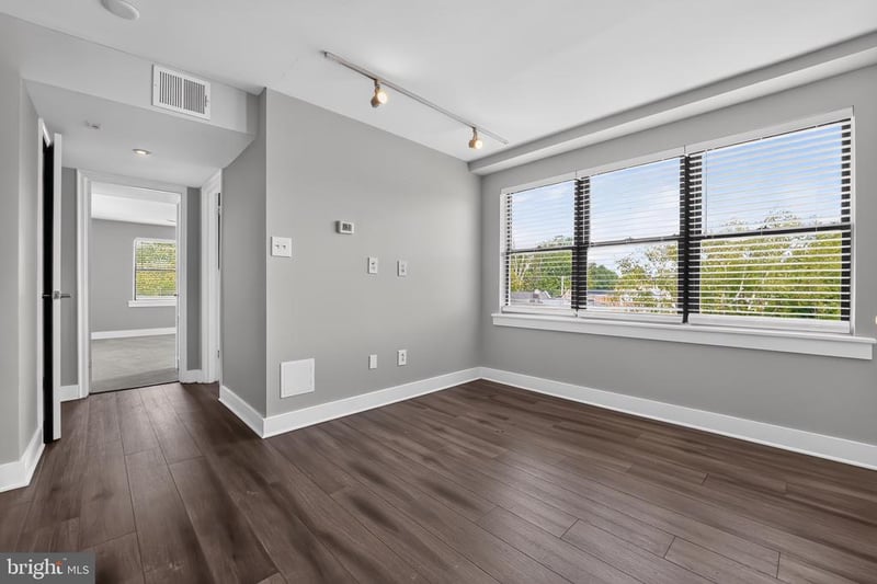 210 Oakwood St SE #318, Washington, DC 20032