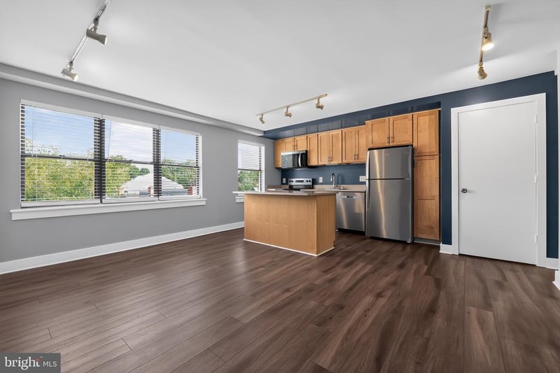 210 Oakwood St SE #318, Washington, DC 20032