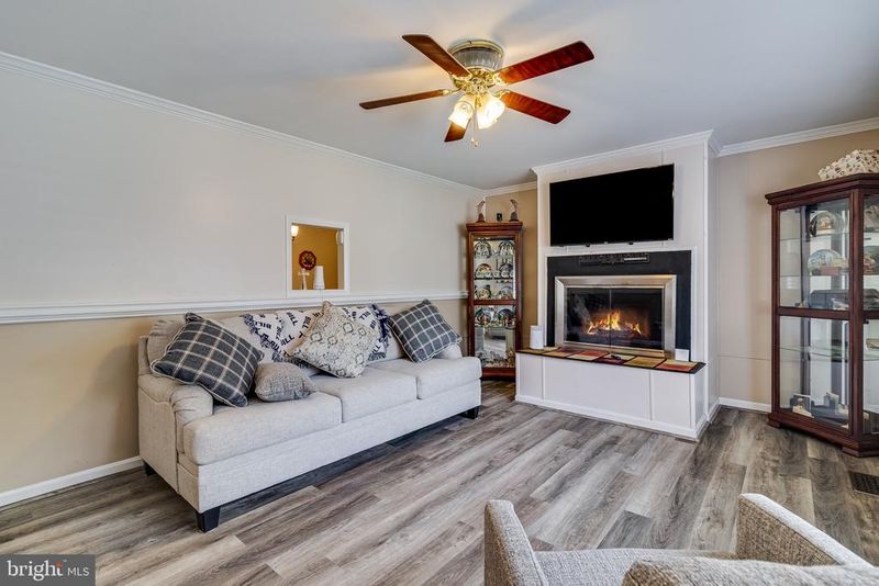 913 Barrington Dr, Waldorf, MD 20602