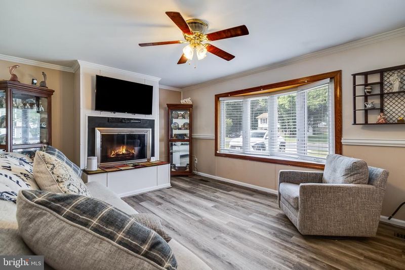 913 Barrington Dr, Waldorf, MD 20602