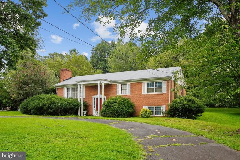 2810 Hill Rd, Vienna, VA 22181