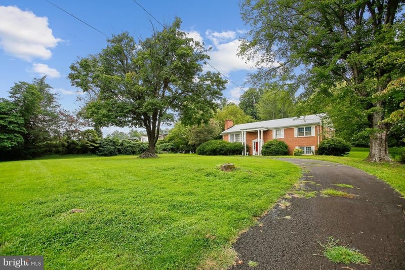 2810 Hill Rd, Vienna, VA 22181