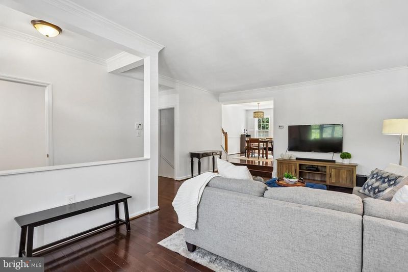 13403 Foxhole Dr, Fairfax, VA 22033