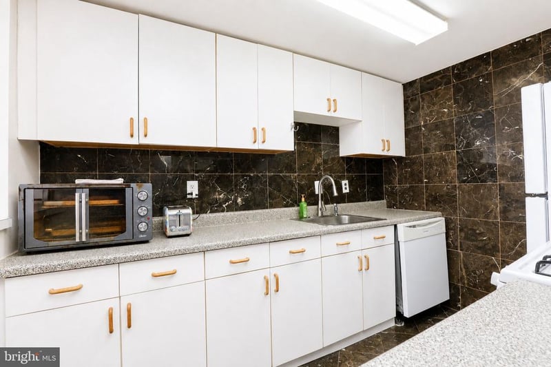 4600 Duke St #1122, Alexandria, VA 22304