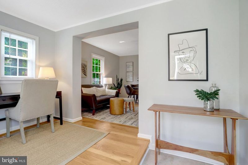 5910 Edgehill Dr, Alexandria, VA 22303