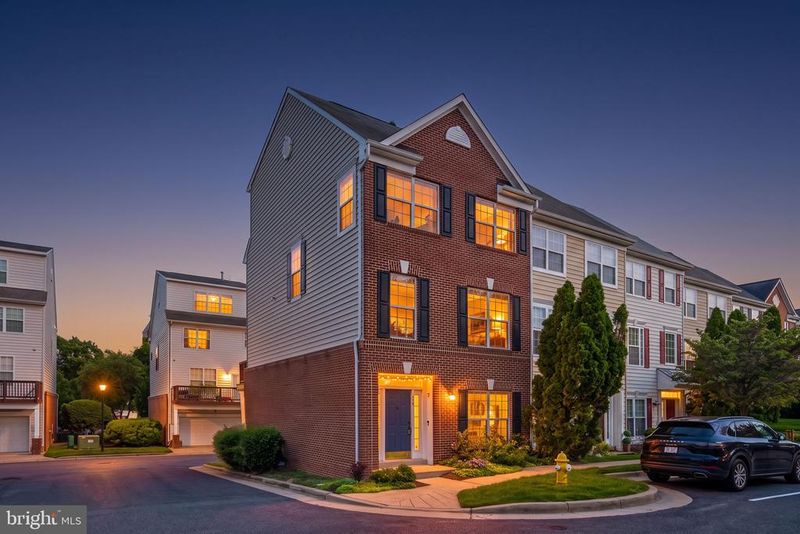 114 Meadows Ln, Alexandria, VA 22304
