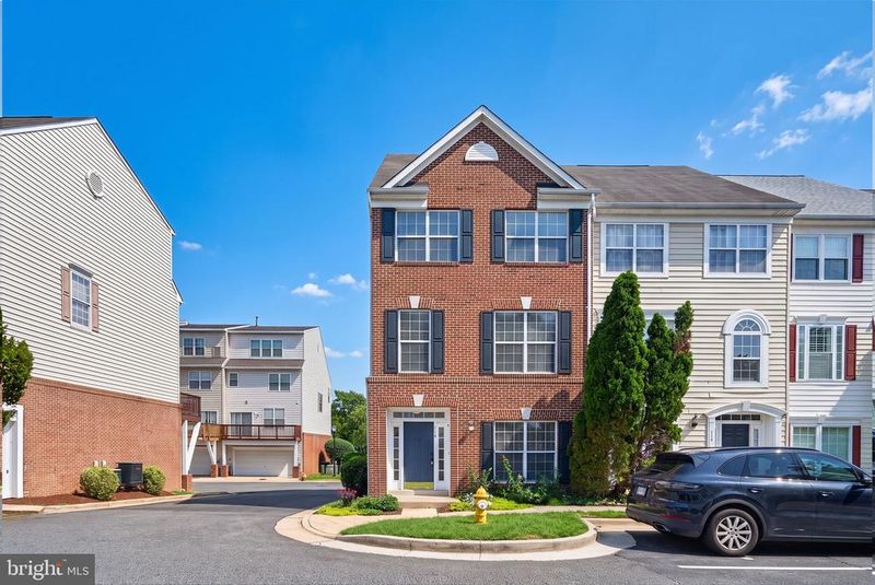 114 Meadows Ln, Alexandria, VA 22304