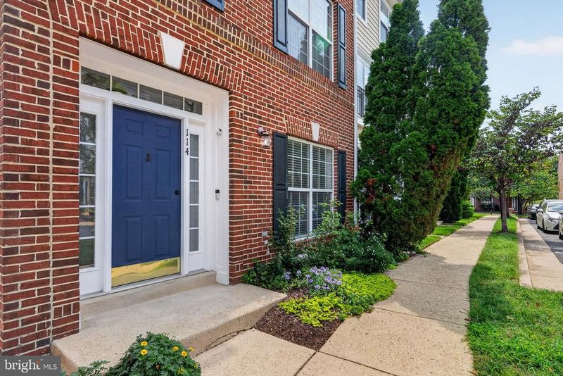 114 Meadows Ln, Alexandria, VA 22304