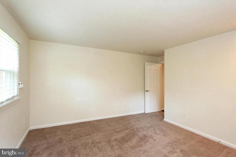 6915 Wilson Ln, Bethesda, MD 20817