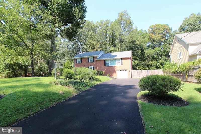 6915 Wilson Ln, Bethesda, MD 20817