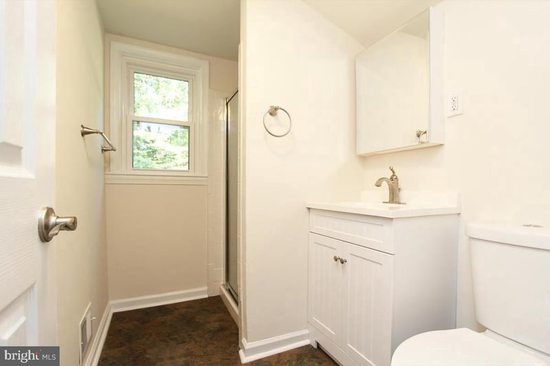 6915 Wilson Ln, Bethesda, MD 20817