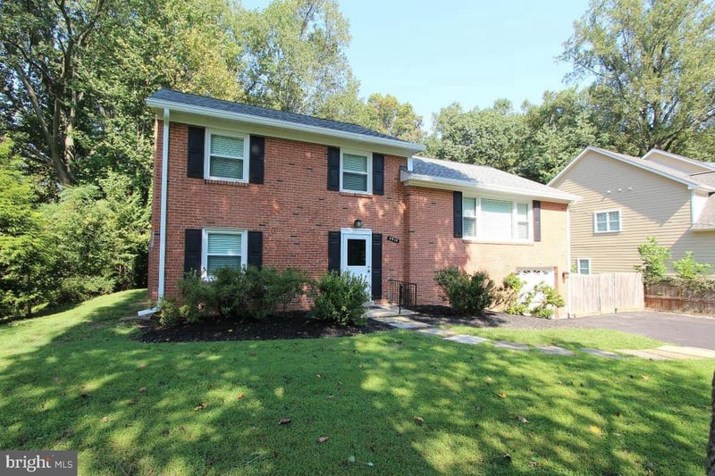 6915 Wilson Ln, Bethesda, MD 20817