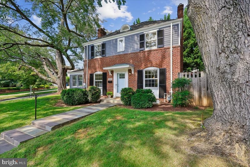 5805 Roosevelt St, Bethesda, MD 20817
