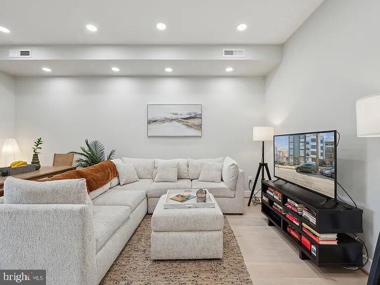 2213 M St NE #9, Washington, DC 20002