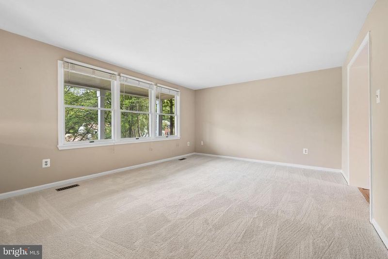 15922 Edgewood Dr, Dumfries, VA 22025