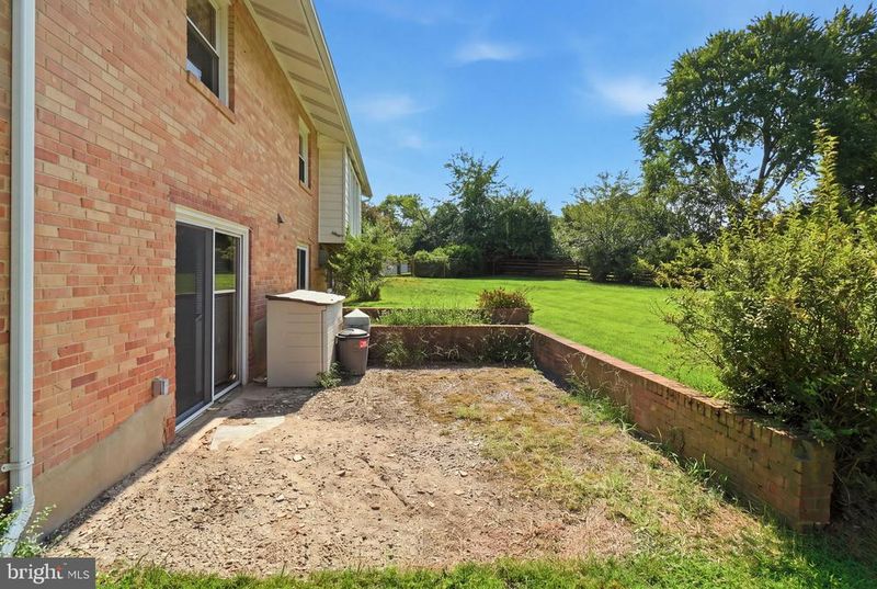 508 Roberts Dr NW, Vienna, VA 22180