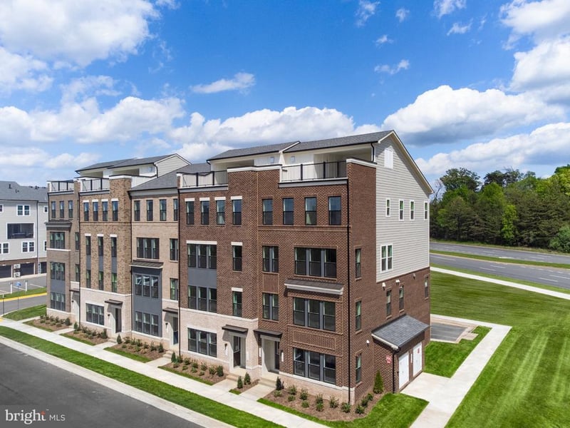 13710 Aviation Pl, Herndon, VA 20171