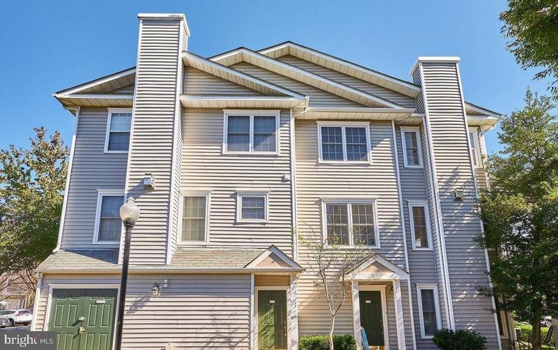 12827 Fair Briar Ln #12827, Fairfax, VA 22033